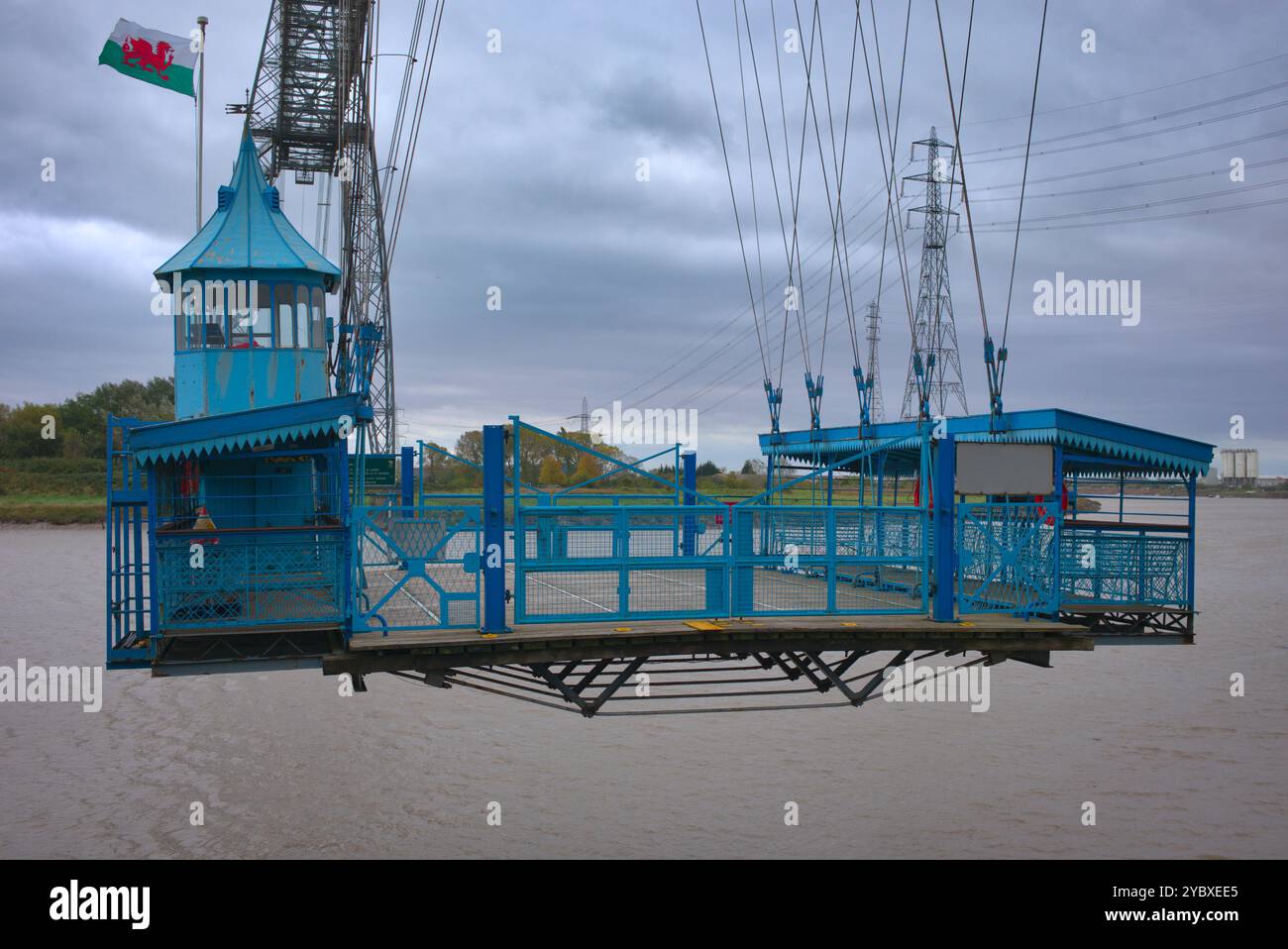 Transporterbrücke Gondel Ich habe den Fluss Usk in hoher Flut und fliege die walisische Flagge. Newport Gwent. Stockfoto
