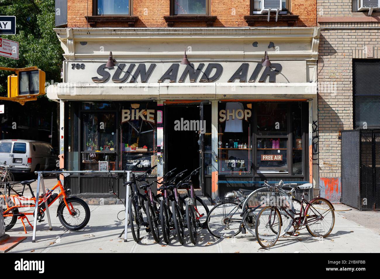 Sun and Air, 788 Driggs Ave, Brooklyn, New York. NYC Storefront Foto eines Fahrradgeschäfts und Coffee Shop im Viertel Williamsburg. Stockfoto