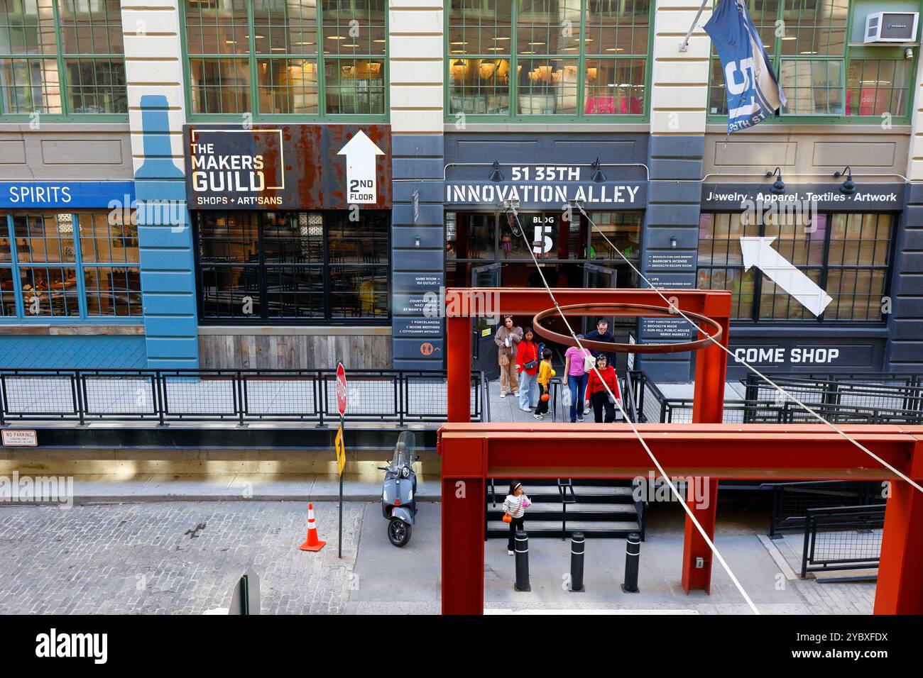 Fußgängerübergang zwischen Gebäude 5 und Gebäude 4 in Industry City, Brooklyn, New York. Stockfoto