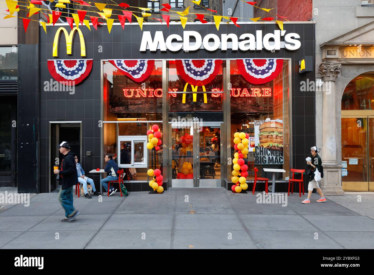 McDonalds, 39 Union Square, New York. New York City Storefront eines renovierten Fast-Food-Hamburger-Kettenrestaurants im Union Square Park in Manhattan. mcdonalds Stockfoto