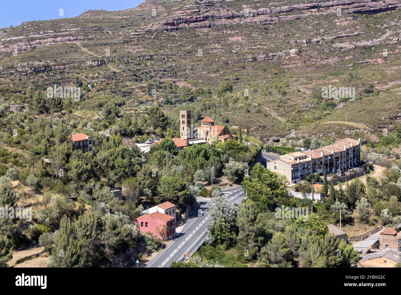 Eine Luftaufnahme von Monistrol de Montserrat und der Kirche Mutter Gottes des Rosenkranzes (Spanisch: Església de la Mare de Déu del Roser), Barcelona Stockfoto