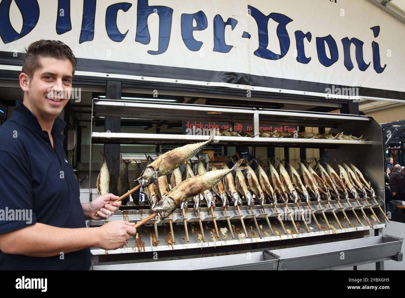 Hans Stadtmüller Fischer Vroni Steckerlfisch Mitinhaber vor Markrellen Steckerlfischen-Braterei München 20.10.2024 Maria Hilfplatz Kirchweih Dult München *** Hans Stadtmüller Fischer Vroni Steckerlfisch Miteigentümer vor Markrellen Steckerlfischen Braterei München 20 10 2024 Maria Hilfplatz Kirchweih Dult München Stockfoto