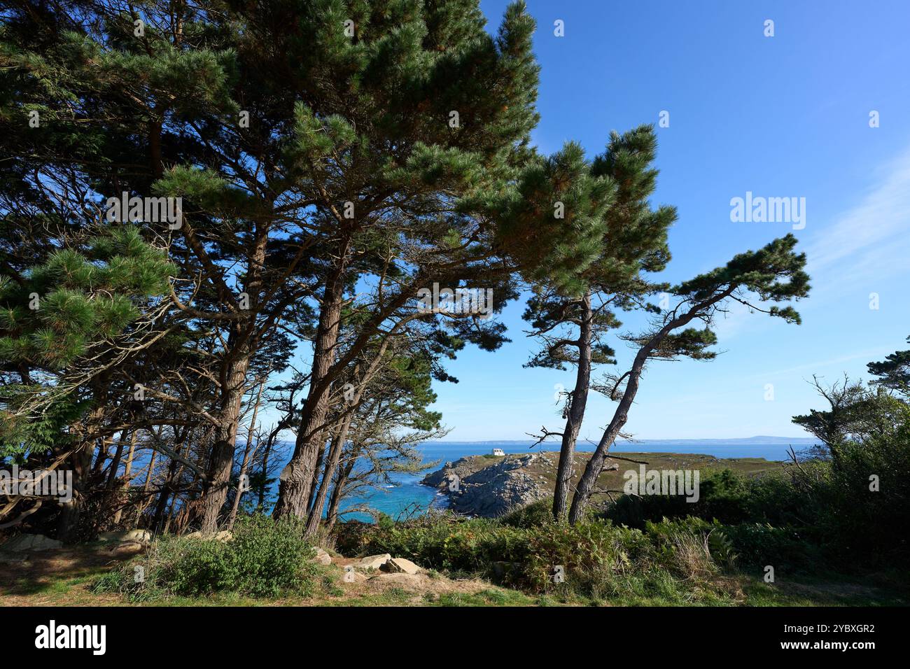 Berühmter Leuchtturm in Pointe de Millier, Cap Sizoun, Bretagne, Frankreich Stockfoto