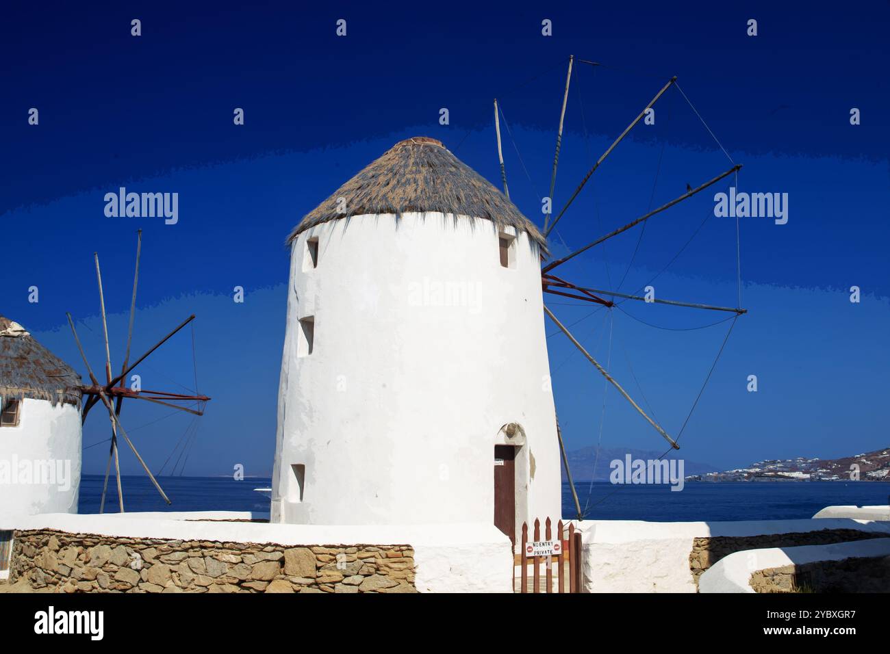 Fantastische Windmühlen von Mykonos - eines der besten Wahrzeichen der fantastischen griechischen Inseln. Diese Insel hat Flughafen und Mykonos hat ein pulsierendes Nachtleben von Stockfoto