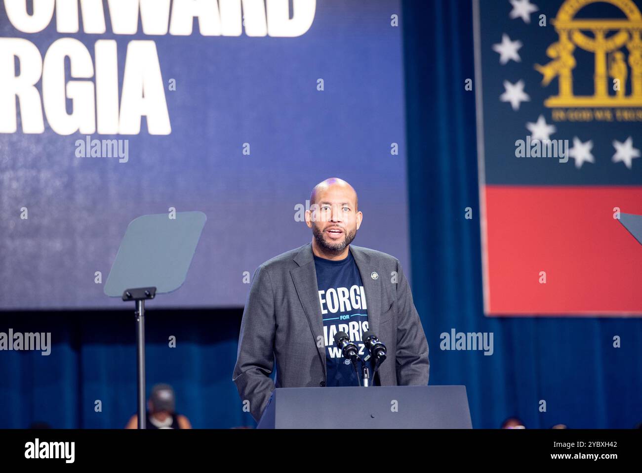 Atlanta, Vereinigte Staaten Von Amerika. Oktober 2024. Jason Esteves, Senator der Georgia-Staaten, spricht während ihres Präsidentschaftswahlkampfes am 19. Oktober 2024 im Lakewood Amphitheater in Atlanta, Georgia, zur Unterstützung der US-Vizepräsidentin Kamala Harris. Harris betonte Themen wie frühzeitige Abstimmung, Einheit, Gerechtigkeit und Fortschritt, während sie ihre Unterstützung vor den bevorstehenden Wahlen sammelte. (Foto von Andi Rice für Pool/SIPA USA) Credit: SIPA USA/Alamy Live News Stockfoto