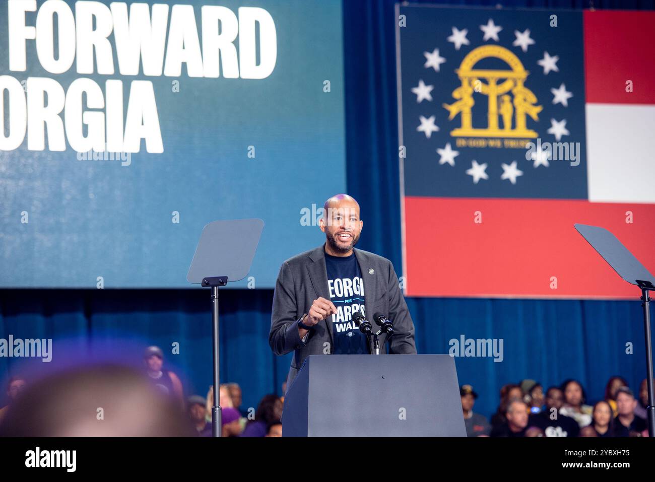 Atlanta, Vereinigte Staaten Von Amerika. Oktober 2024. Jason Esteves, Senator der Georgia-Staaten, spricht während ihres Präsidentschaftswahlkampfes am 19. Oktober 2024 im Lakewood Amphitheater in Atlanta, Georgia, zur Unterstützung der US-Vizepräsidentin Kamala Harris. Harris betonte Themen wie frühzeitige Abstimmung, Einheit, Gerechtigkeit und Fortschritt, während sie ihre Unterstützung vor den bevorstehenden Wahlen sammelte. (Foto von Andi Rice für Pool/SIPA USA) Credit: SIPA USA/Alamy Live News Stockfoto