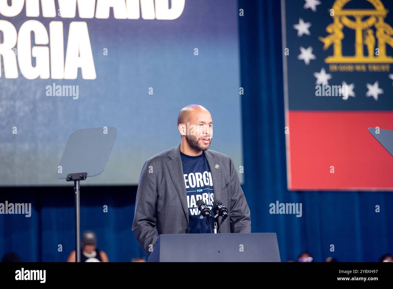 Atlanta, Vereinigte Staaten Von Amerika. Oktober 2024. Jason Esteves, Senator der Georgia-Staaten, spricht während ihres Präsidentschaftswahlkampfes am 19. Oktober 2024 im Lakewood Amphitheater in Atlanta, Georgia, zur Unterstützung der US-Vizepräsidentin Kamala Harris. Harris betonte Themen wie frühzeitige Abstimmung, Einheit, Gerechtigkeit und Fortschritt, während sie ihre Unterstützung vor den bevorstehenden Wahlen sammelte. (Foto von Andi Rice für Pool/SIPA USA) Credit: SIPA USA/Alamy Live News Stockfoto