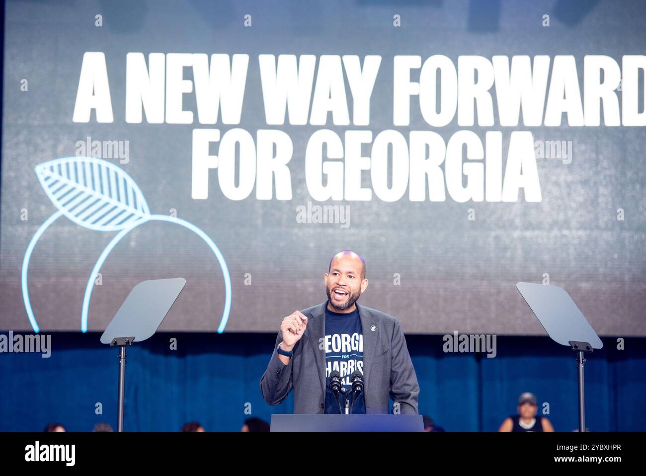 Atlanta, Vereinigte Staaten Von Amerika. Oktober 2024. Jason Esteves, Senator der Georgia-Staaten, spricht während ihres Präsidentschaftswahlkampfes am 19. Oktober 2024 im Lakewood Amphitheater in Atlanta, Georgia, zur Unterstützung der US-Vizepräsidentin Kamala Harris. Harris betonte Themen wie frühzeitige Abstimmung, Einheit, Gerechtigkeit und Fortschritt, während sie ihre Unterstützung vor den bevorstehenden Wahlen sammelte. (Foto von Andi Rice für Pool/SIPA USA) Credit: SIPA USA/Alamy Live News Stockfoto