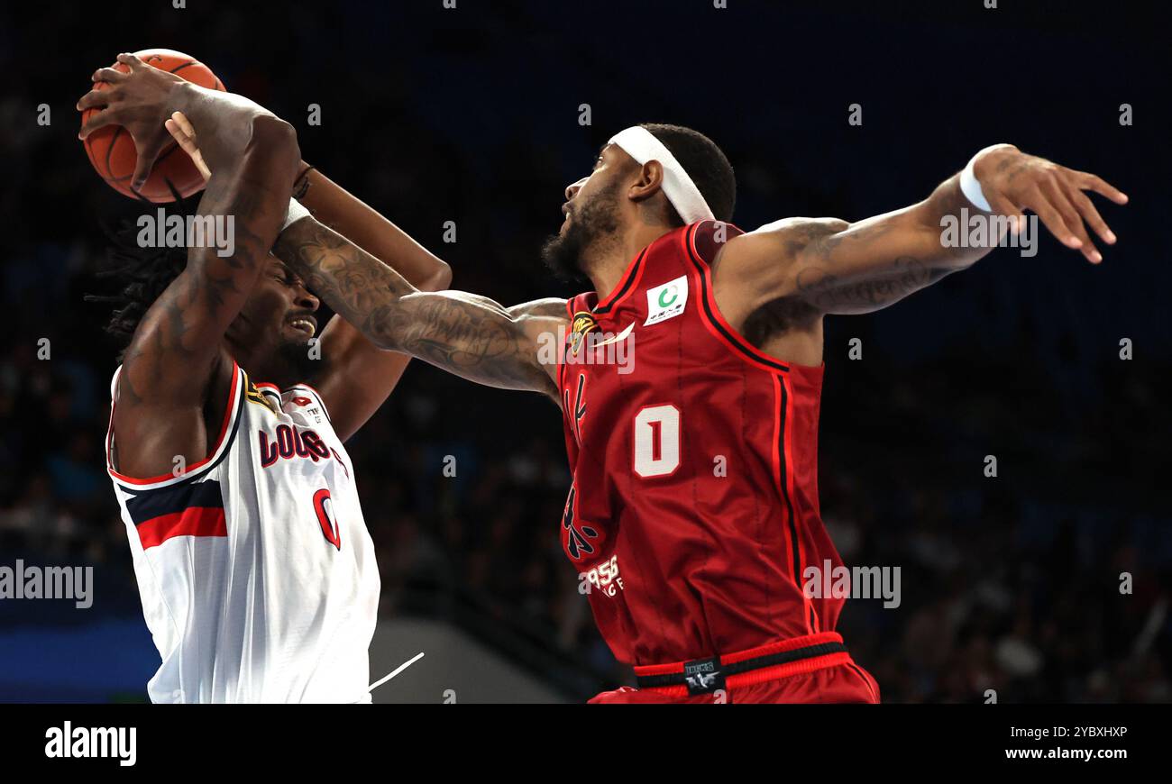 Peking, China. Oktober 2024. Richard Soloman (R) von Beijing Ducks tritt mit Tyshaun Crawford von Guangzhou Loong Lions in der Saison 2024-2025 der chinesischen Basketball Association (CBA) Liga in Peking, China, am 20. Oktober 2024 an. Quelle: Zhang Chen/Xinhua/Alamy Live News Stockfoto