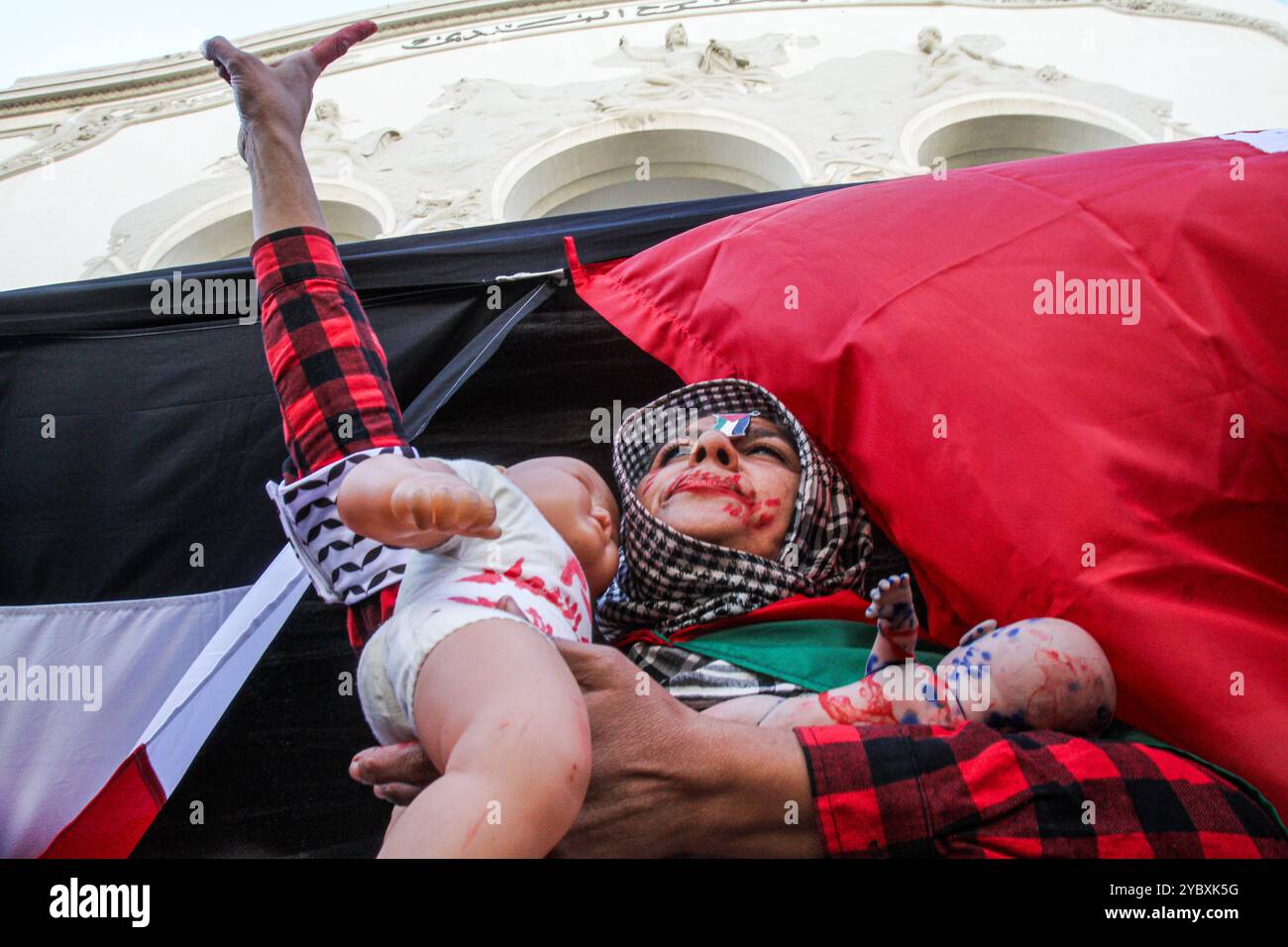 Tunis, Tunesien. 20. Oktober 2024. Babypuppen mit roten Flecken werden bei einem Protest in Tunis ausgestellt, um an die Kinder zu erinnern, die im Gazastreifen bei der laufenden israelischen Militäroffensive getötet wurden. Die Teilnehmer brachten Symbole und Banner zur Unterstützung des palästinensischen und des libanesischen Widerstands auf und schwenkten die palästinensische, libanesische, syrische und tunesische Flagge. Sie haben auch Bilder von Hamas- und Hisbollah-Führern aufgeworfen, die kürzlich von Israel ermordet wurden Stockfoto