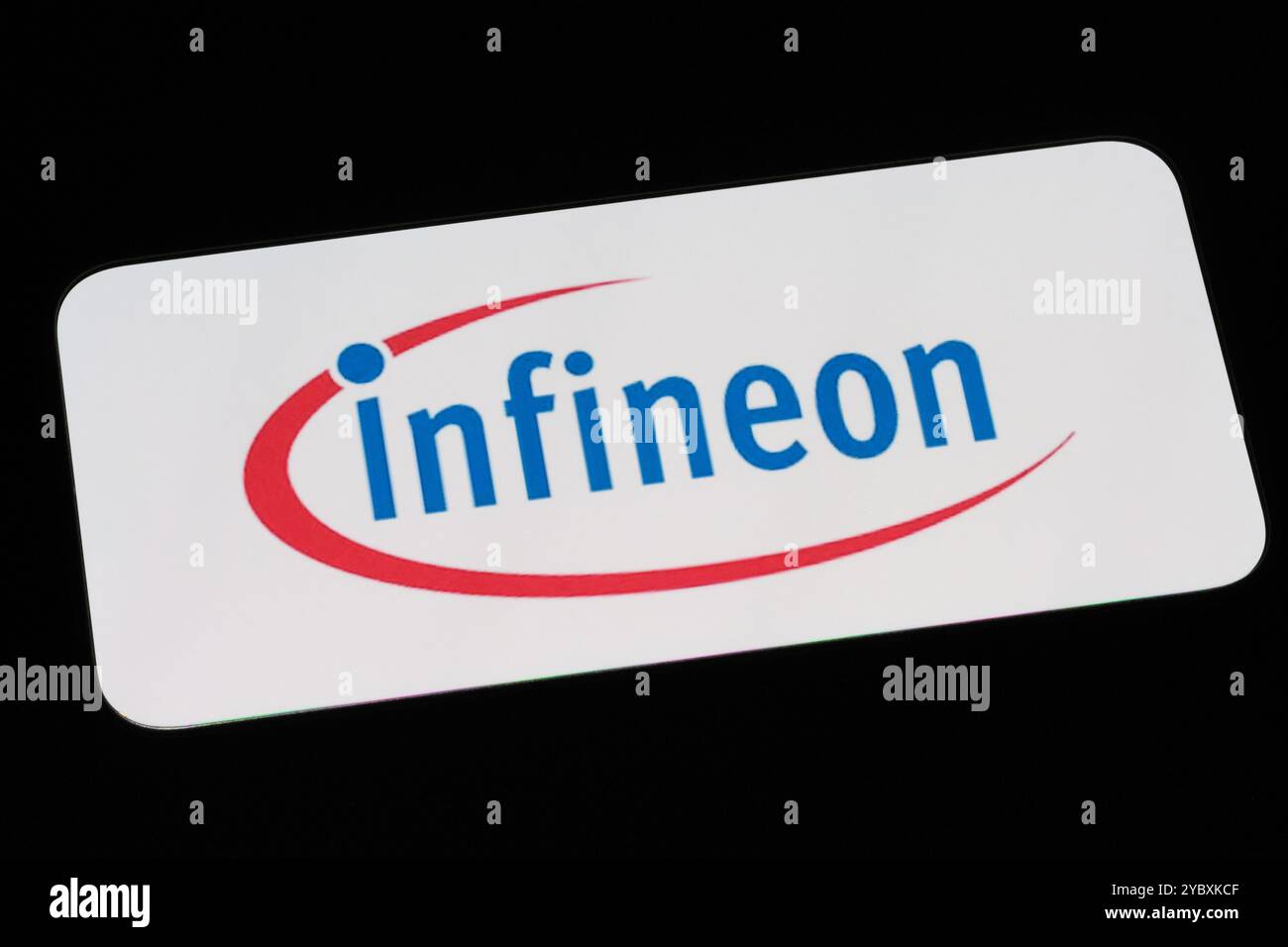 Shanghai, China-20. Okt. 2024: Markenlogo des Unternehmens Infineon Technologies auf dem Telefonbildschirm Stockfoto