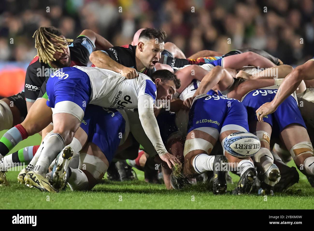 Danny Care of Harlequins und Ben Spencer (C) von Bath Rugby in Aktion während des Gallagher Premiership Matches zwischen Harlequins und Bath Rugby, The Stoop, Twickenham, London UK am Samstag, den 19. September 2024. Foto von Gary Mitchell Stockfoto