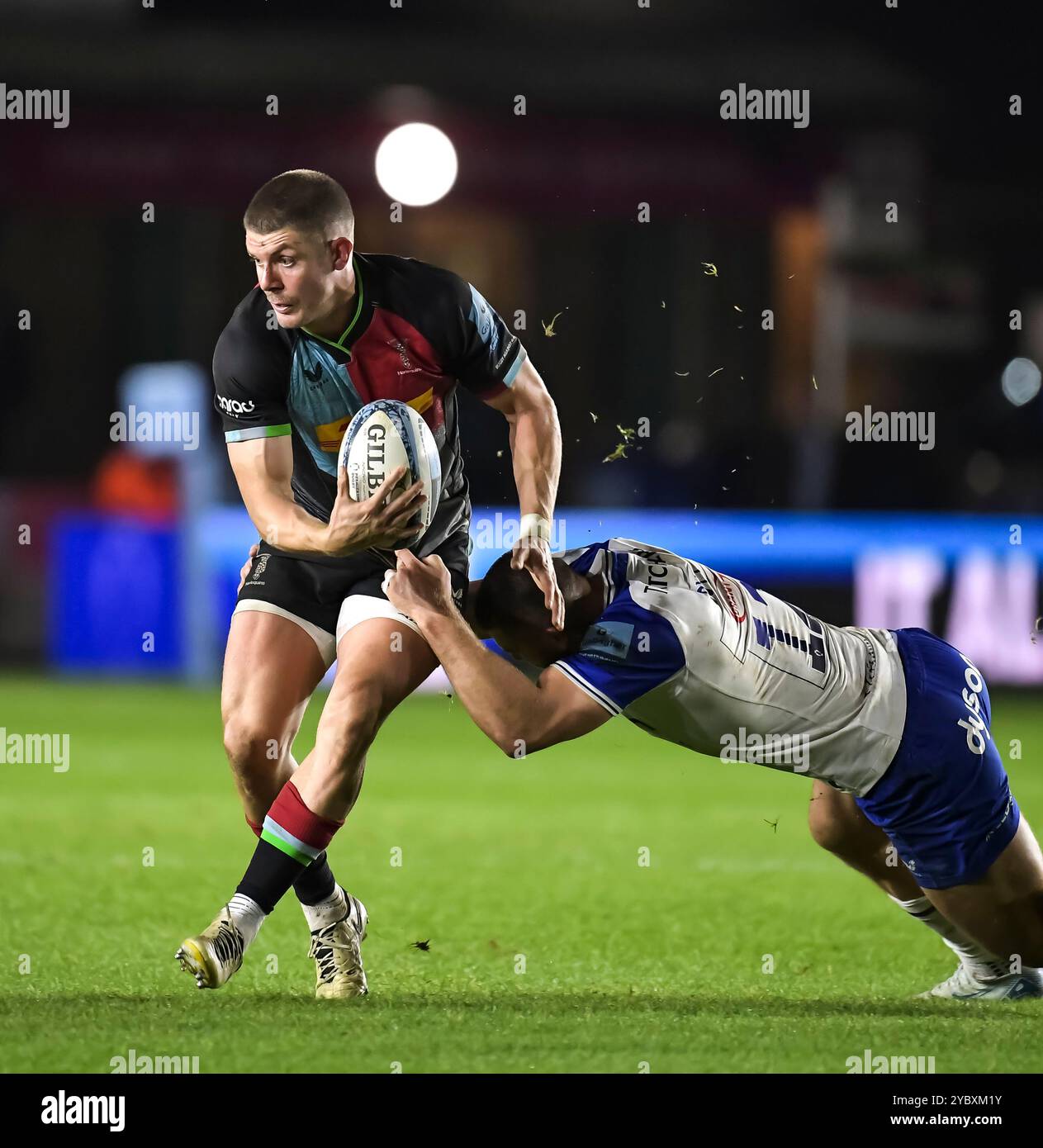 Cameron Redpath von Bath Rugby kämpft gegen Luke Norhmore von Harlequins während des Gallagher Premiership-Spiels zwischen Harlequins und Bath Rugby, The Stoop, Twickenham, London UK am Samstag, den 19. September 2024. Foto von Gary Mitchell Stockfoto