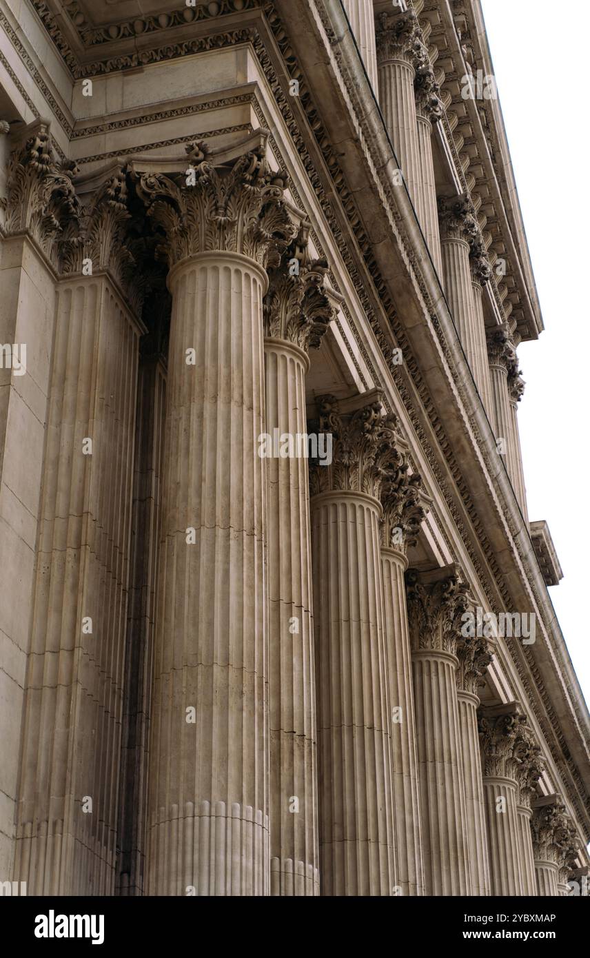 Große neoklassizistische Säulen eines historischen Gebäudes Stockfoto