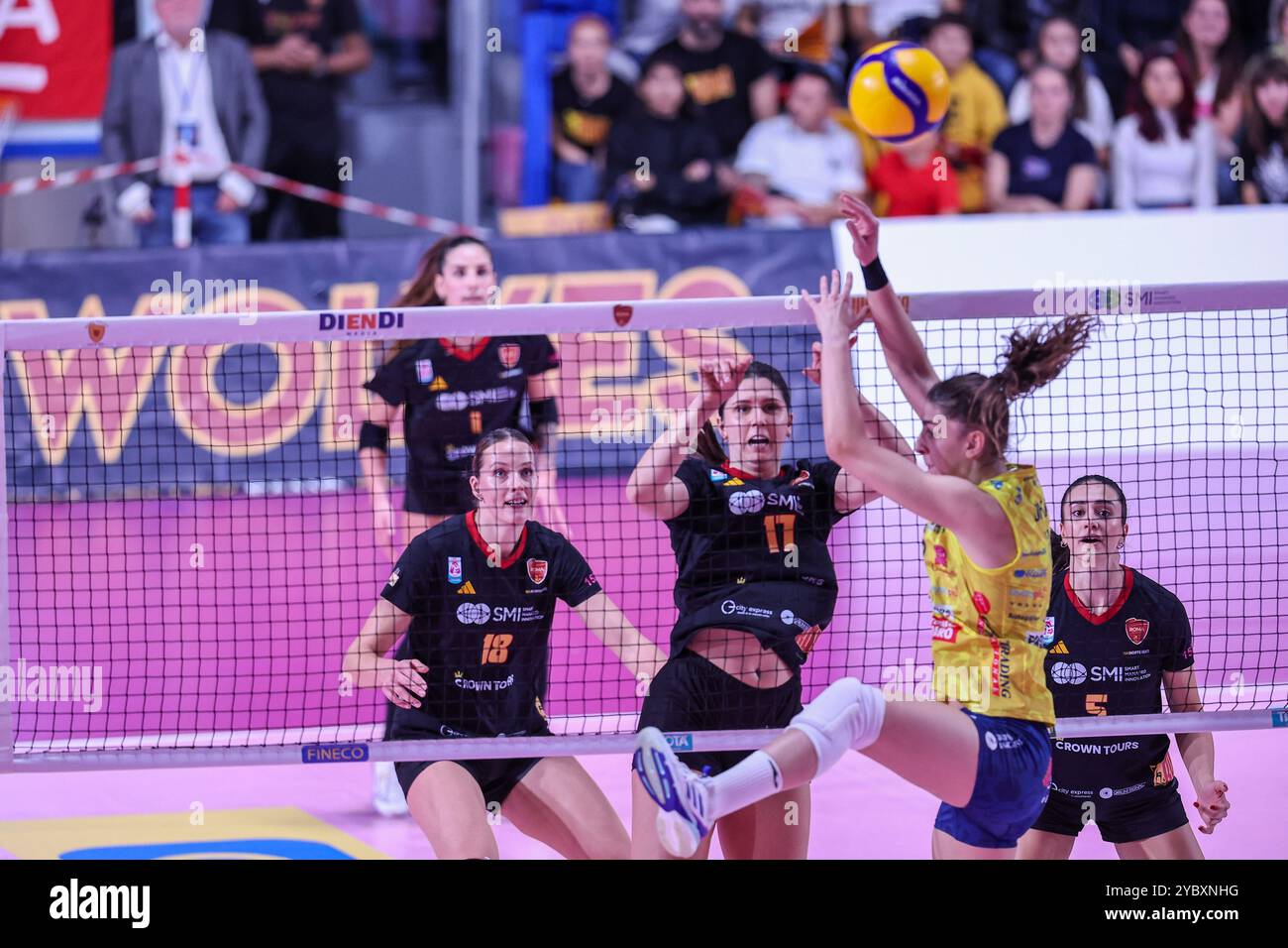 Roma Volley Attack während des Spiels Roma Volley gegen Prosecco Doc Imoco Conegliano, Volleyball Italian Serie A1 Women Match in Rom, Italien, 20. Oktober 2024 Stockfoto