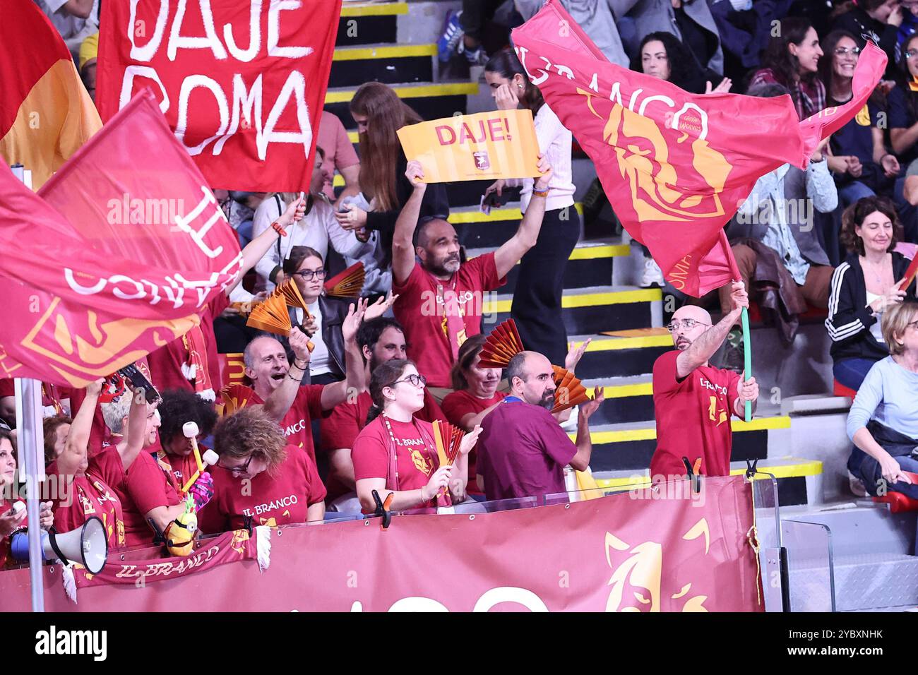 Roma Volley Fans beim Spiel Roma Volley gegen Prosecco Doc Imoco Conegliano, Volleyball Italian Serie A1 Women Match in Rom, Italien, 20. Oktober 2024 Stockfoto