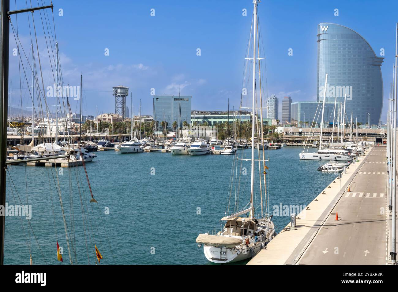 Barcelona, Spanien - 23. Juli 2022: Yachthafen und W Hotel Stockfoto