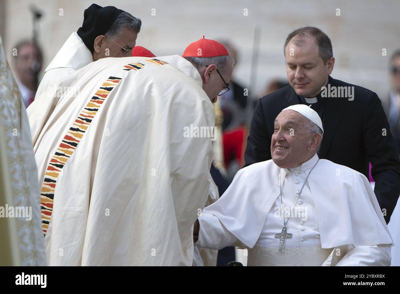 **KEIN LIBRI** Italien, Rom, Vatikan, 20.10.2024. Papst Franziskus schüttelt die Hand mit Kardinal Pierbattista Pizzaballa, als er nach der heiligen Messe und Heiligsprechung von 14 Heiligen und Märtyrern aus Damaskus auf dem Petersplatz im Vatikanischen Foto von ALESSIA GIULIANI / Katholisches Pressefoto geht Stockfoto