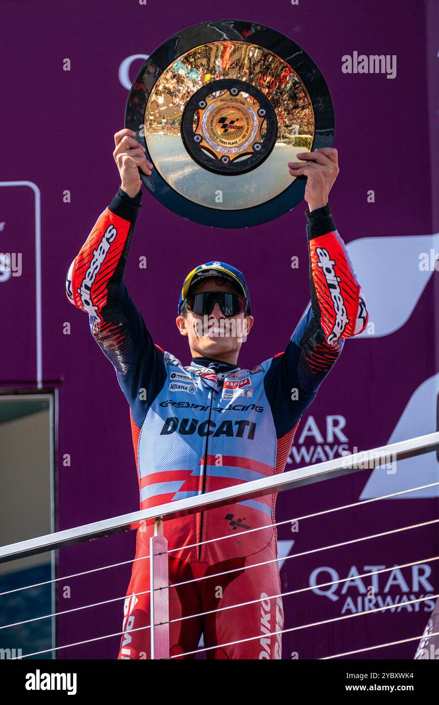 Phillip Island, Victoria, Australien. Oktober 2024. MotoGP Gresini Racing MotoGP-Fahrer MARC MARCQUEZ (93) hält am Sonntag beim Qatar Airways Australian Motorcycle Grand Prix 2024 die Siegertrophäe der MotoGP. (Kreditbild: © James Forrester/ZUMA Press Wire) NUR REDAKTIONELLE VERWENDUNG! Nicht für kommerzielle ZWECKE! Stockfoto