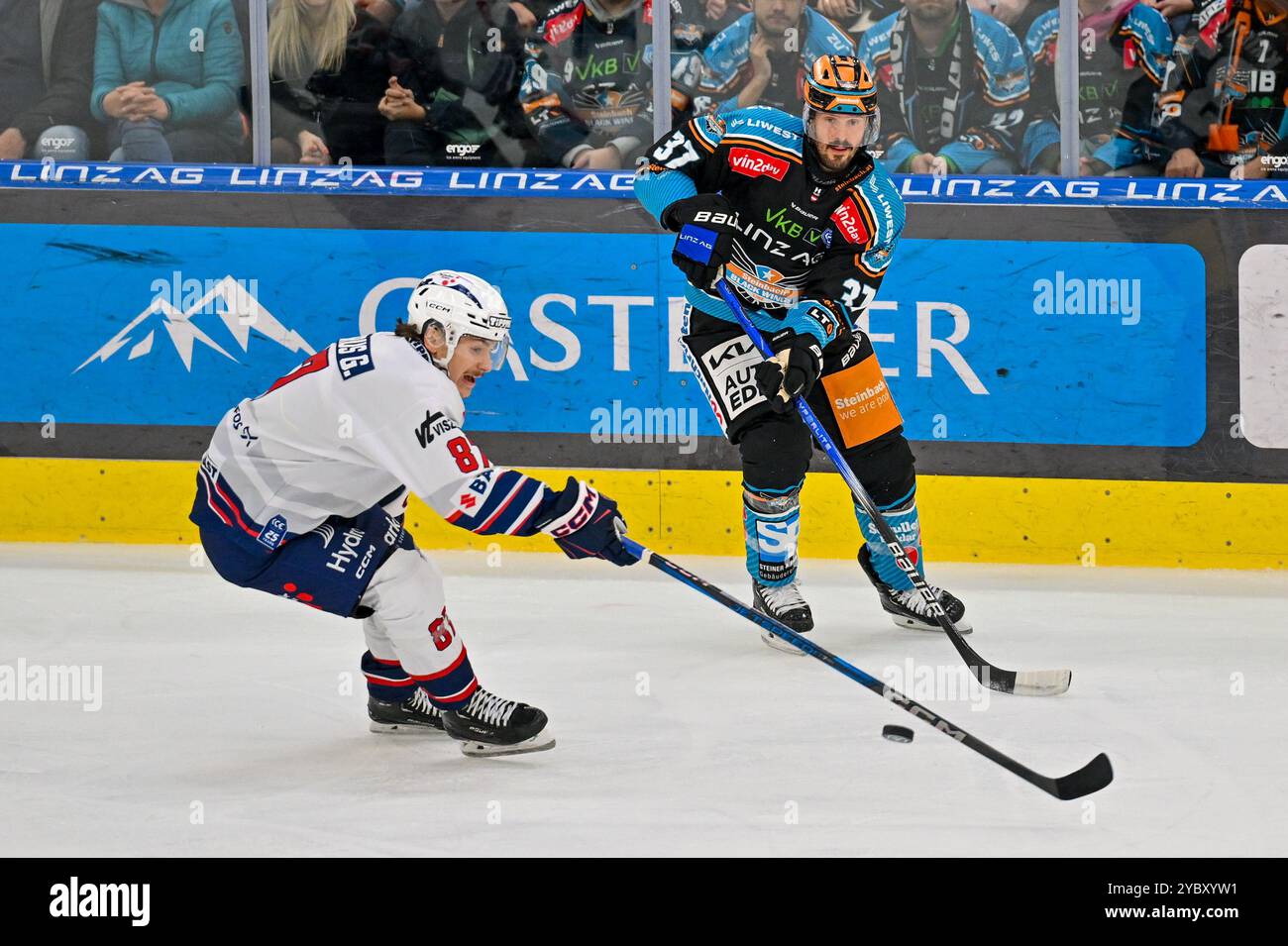 Linz, Österreich. Oktober 2024. LINZ, ÖSTERREICH - 20. OKTOBER: Gergoe Amdrus von Hydro Fehervar AV 19 und Andreas Kristler von Steinbach Black Wings Linz während des zweitägigen EISHOCKEY League-Spiels zwischen Steinbach Black Wings Linz und Hydro Fehervar AV 19 - win2day ICE Hockey League in Linz AG Eisarena am 20. Oktober 2024 in Linz, Österreich.241020 SEPA 20 025 - 20241020 PD10107 Credit: APA-PictureDesk/Alamy Live News Stockfoto