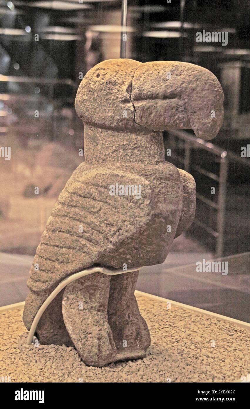 Geierschnitzerei, frühneolithisch aus Karahan Tepe, Archäologisches Museum Sanliurfa, Südosttürkei Stockfoto