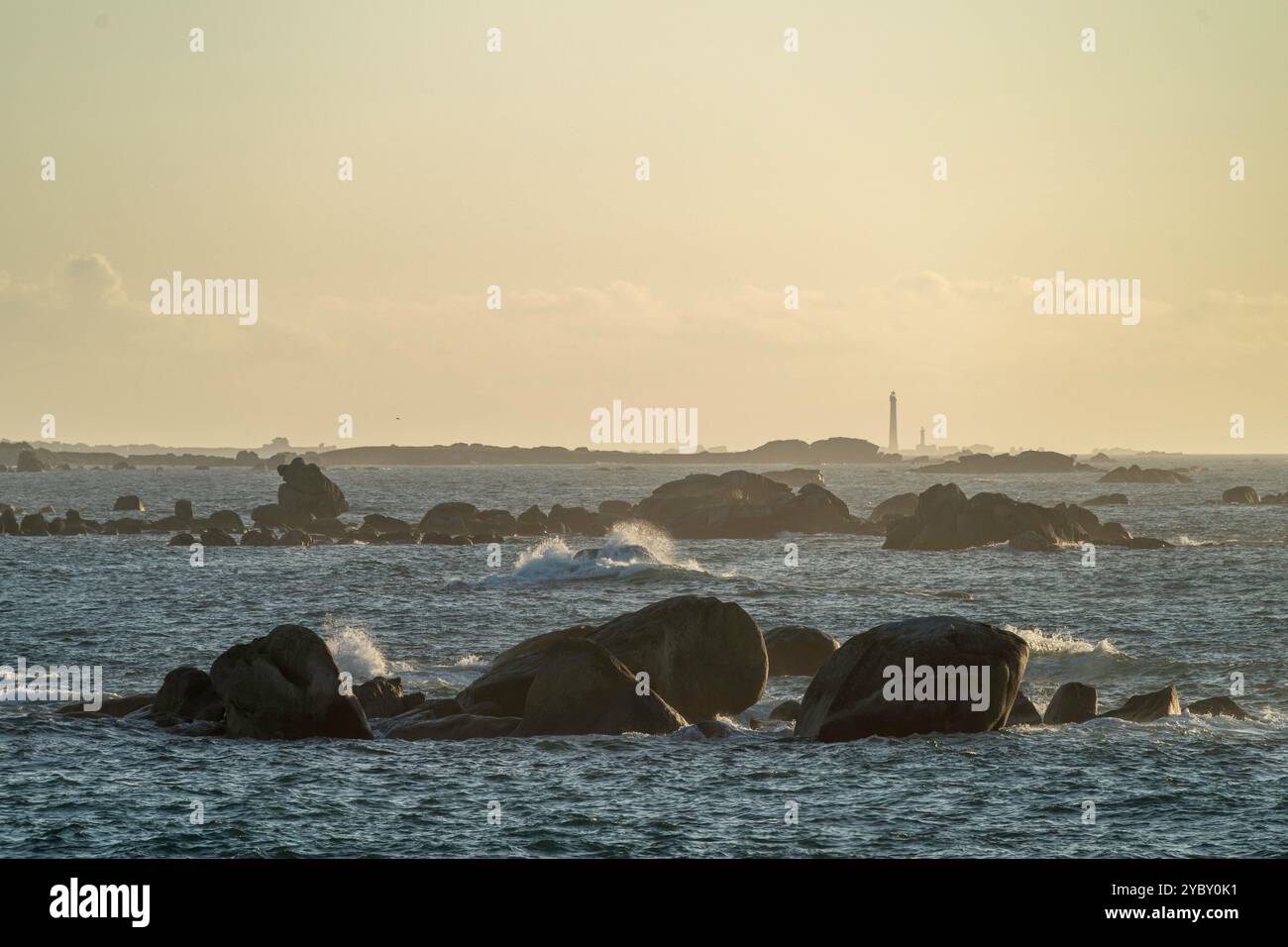 Küste in der Bretagne mit den Leuchttürmen auf der Île de Vierge Stockfoto