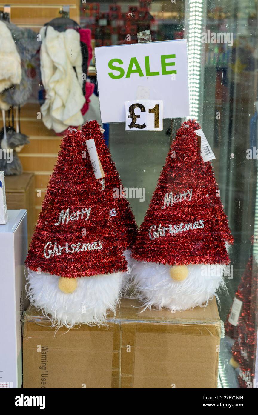Weihnachtsdekoration für £1 in einem Schaufenster in Schottland, Großbritannien Stockfoto