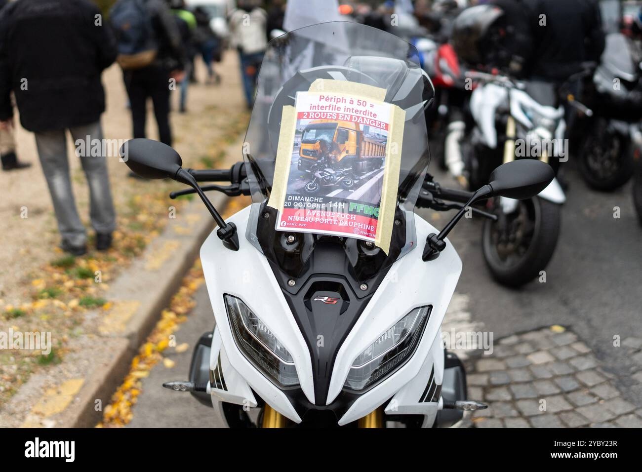 Paris, Frankreich. Oktober 2024. Ein Poster auf einem Motorrad mit der Aufschrift „Non au Periph a 50 km/h“ während der Demonstration, die vom französischen Verband der Angry Bikers (FFMC) organisiert wurde. Sie demonstrieren gegen die Erhöhung der Geschwindigkeit der Pariser Ringstraße auf 50 km/h anstelle der bisherigen 70 km/h, aber auch gegen die Wiederherstellung der Queue. In der Porte Dauphine in Paris am 20. Oktober 2024. Foto: Alexis Jumeau/ABACAPRESS. COM Credit: Abaca Press/Alamy Live News Stockfoto