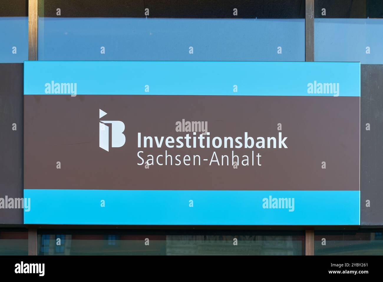 Werbung in einem Schaufenster für die Investitionsbank Sachsen-Anhalt, eine wichtige Anlaufstelle für die Vergabe von Zuschüssen in Deutschland Stockfoto