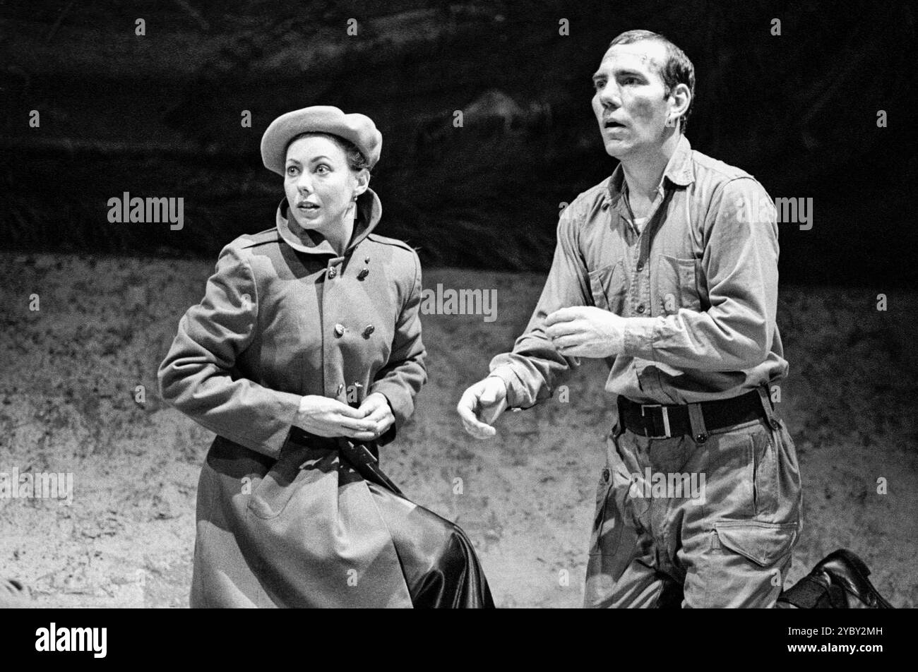 Jenny Agutter (Fontanelle), Pete Postlethwaite (Soldat/Soldat A/Sergeant/Soldat H/Plain Clothes Spion/Soldat J/Soldat R) in LEAR von Edward Bond bei der Royal Shakespeare Company (RSC), The Other Place, Stratford-upon-Avon, England 29/06/1982 Design: Kit Surrey Beleuchtung: Leo Leibovici Fights: Malcolm Ranson Direktor: Barry Kyle Stockfoto