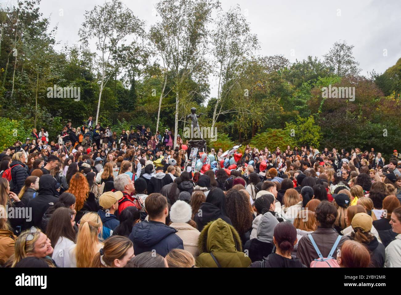 London, Großbritannien. Oktober 2024. Fans veranstalten im Hyde Park eine Mahnwache für den ehemaligen One-Direction-Popstar Liam Payne, der in Buenos Aires starb. Die Fans legten Blumen und Tribut an die Peter-Pan-Statue, sangen Lieder und hielten eine Schweigeminute. Quelle: Vuk Valcic/Alamy Live News Stockfoto