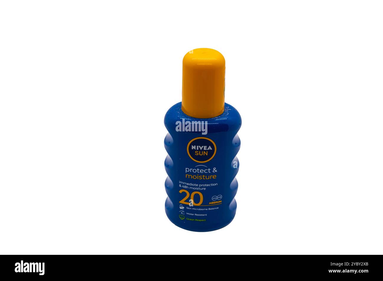 Wolverhampton UK – 19. Oktober 2024: 3-Viertel-Ansicht von oben auf Nivea Sun Spray, ein UV-Schutzprodukt. Isoliert auf weißem Hintergrund Stockfoto