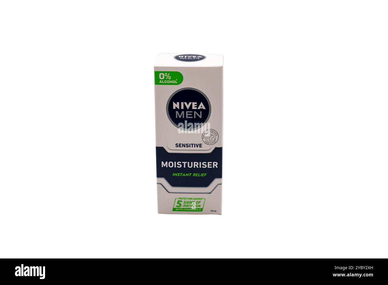 Wolverhampton UK – 19. Oktober 2024: Box of Nivea Men Moisturiser eine deutsche Marke von Körperpflegeprodukten. Isoliert auf weißem Hintergrund Stockfoto