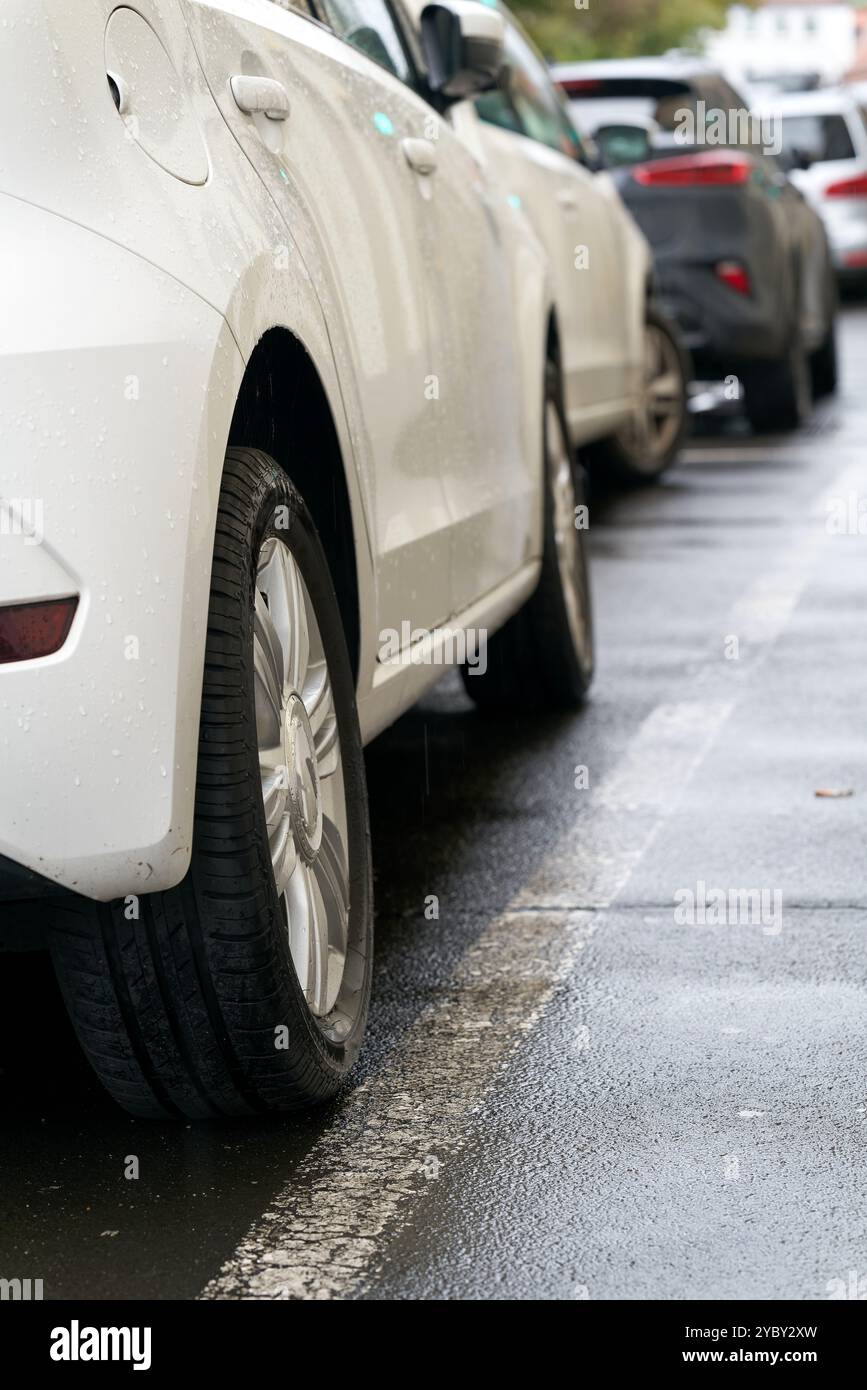 Geparkte Autos am Straßenrand im Zentrum von Würzburg in Deutschland Stockfoto