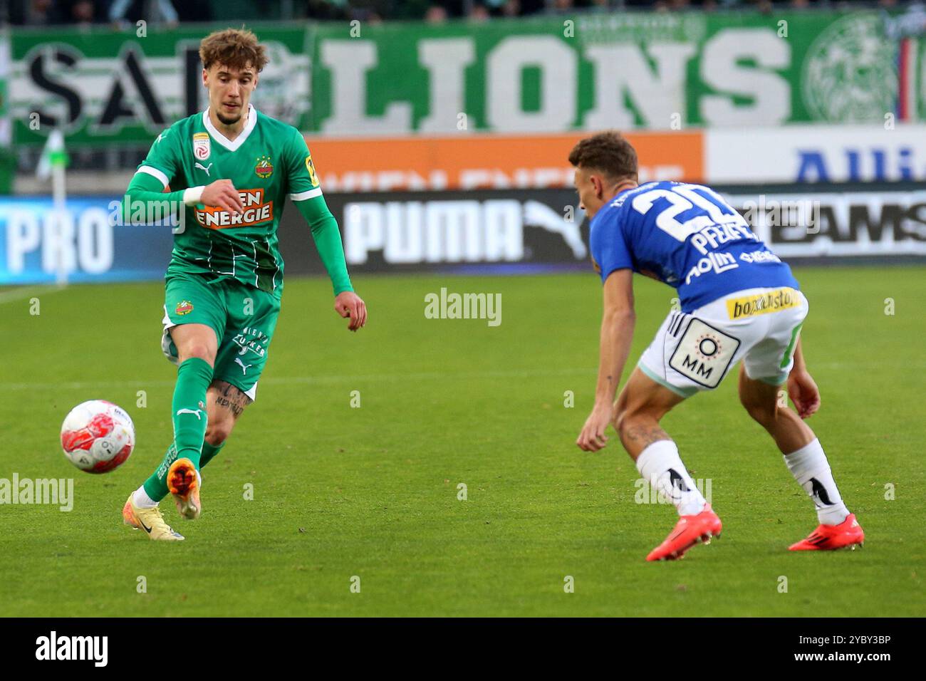 Wien, Österreich. Oktober 2024. WIEN, ÖSTERREICH - 20. OKTOBER: Christoph lang von Rapid und Manuel Pfeifer von Hartberg während des Admiral-Bundesliga-Spiels zwischen SK Rapid und TSV Egger Glas Hartberg im Allianz Stadion am 20. Oktober 2024 in Wien, Österreich.241020 SEPA 29 009 - 20241020 PD11335 Credit: APA-PictureDesk/Alamy Live News Stockfoto