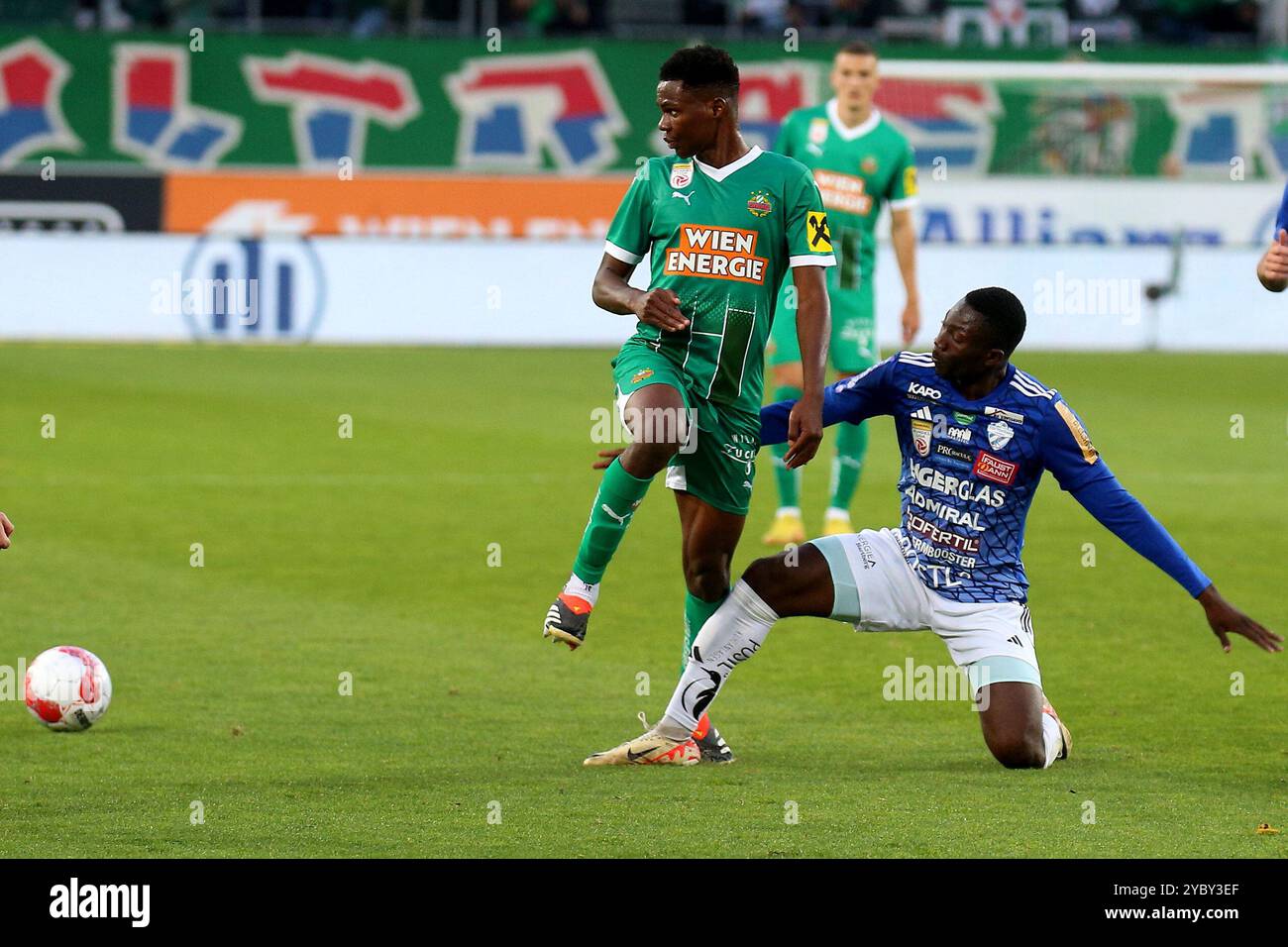 Wien, Österreich. Oktober 2024. WIEN, ÖSTERREICH - 20. OKTOBER: Mamadou Sangare von Rapid und Youba Diarra von Hartberg während des Admiral-Bundesliga-Spiels zwischen SK Rapid und TSV Egger Glas Hartberg im Allianz Stadion am 20. Oktober 2024 in Wien.241020 SEPA 29 013 - 20241020 PD11333 Credit: APA-PictureDesk/Alamy Live News Stockfoto