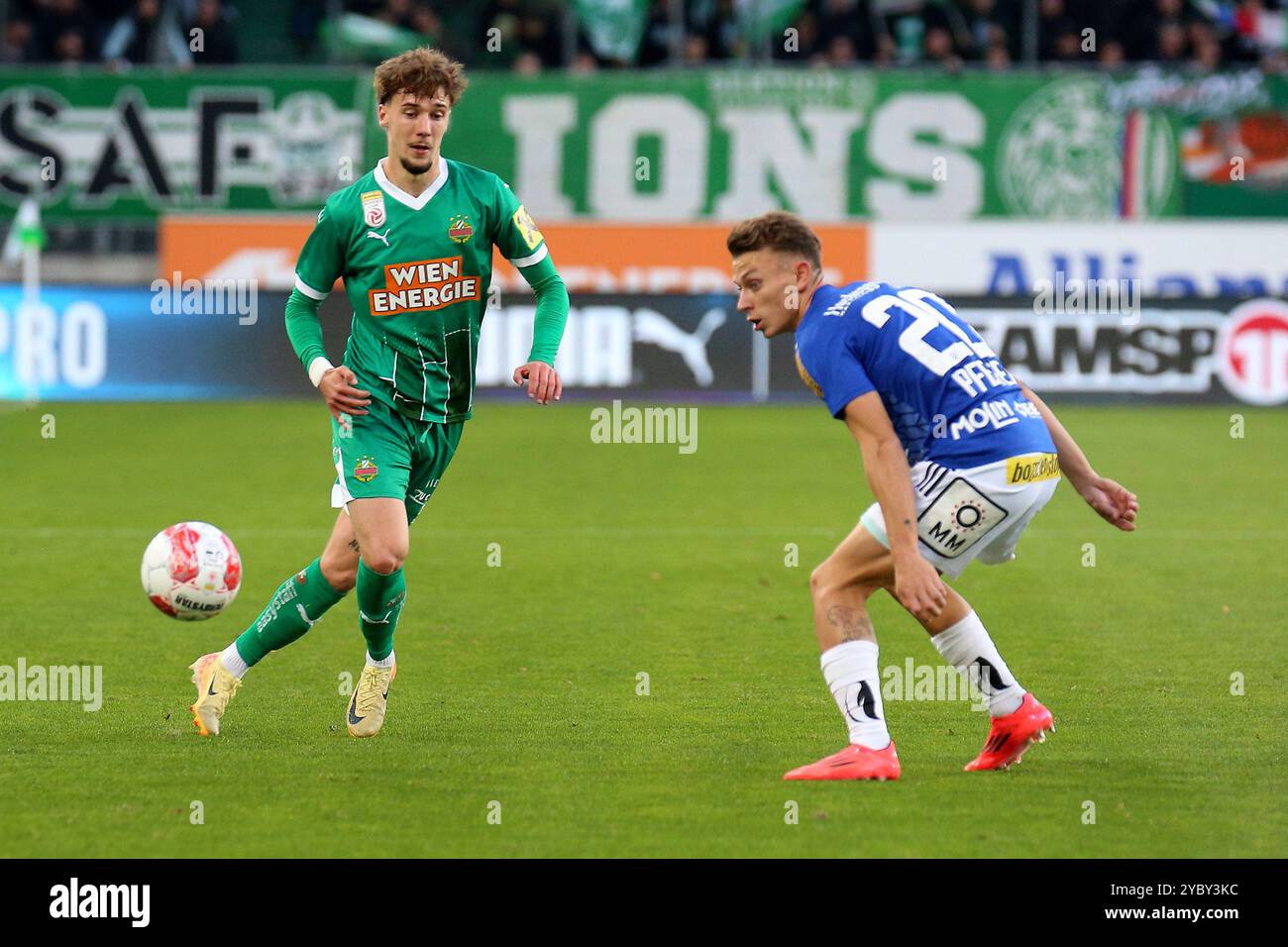 Wien, Österreich. Oktober 2024. WIEN, ÖSTERREICH - 20. OKTOBER: Christoph lang von Rapid und Manuel Pfeifer von Hartberg während des Admiral-Bundesliga-Spiels zwischen SK Rapid und TSV Egger Glas Hartberg im Allianz Stadion am 20. Oktober 2024 in Wien, Österreich.241020 SEPA 29 010 - 20241020 PD11327 Credit: APA-PictureDesk/Alamy Live News Stockfoto