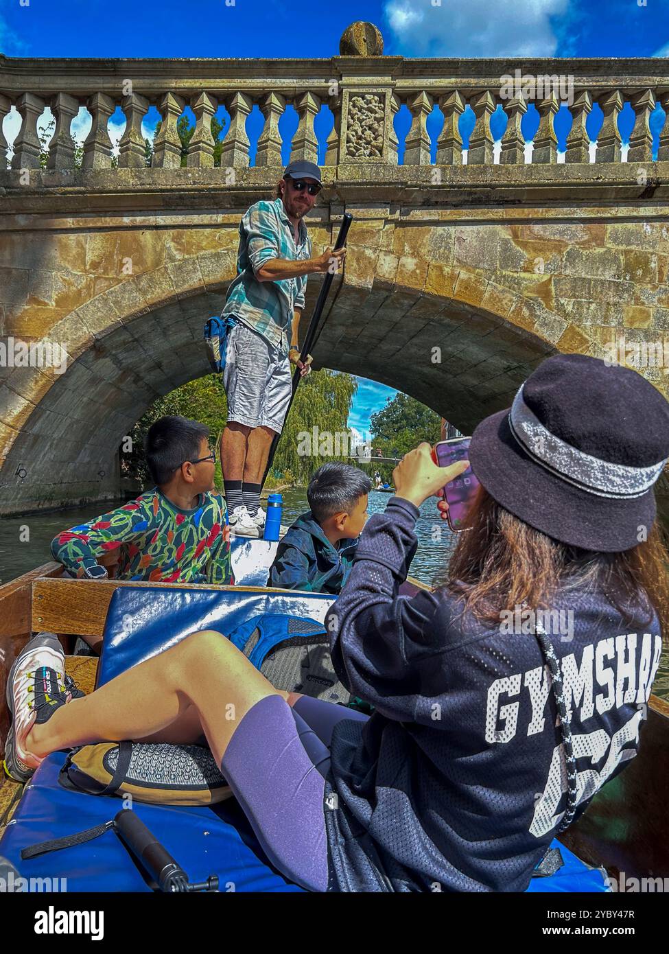 Cambridge, England, Cambridge University Szenen, Gruppenmenschen, Kanalszene mit Booten, Besuch chinesischer Touristenfamilien, Reiseführer Stockfoto