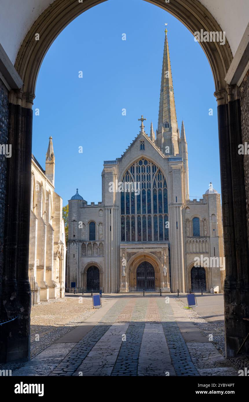 Portraitansicht der Kathedrale von Norwich, eingerahmt vom Erpingham-Tor Stockfoto