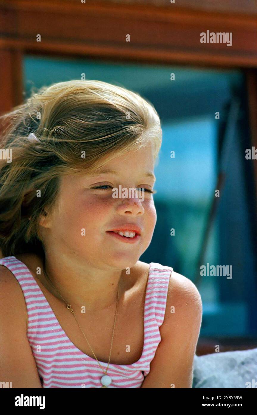 Caroline Kennedy, Tochter des US-Präsidenten John F. Kennedy und der US First Lady Jacqueline Kennedy, sitzt an Bord der Präsidentenyacht „Honey Fitz“ vor der Küste von Hyannis Port, Massachusetts, USA, Cecil Stoughton, Fotos des Weißen Hauses, August 1963 Stockfoto