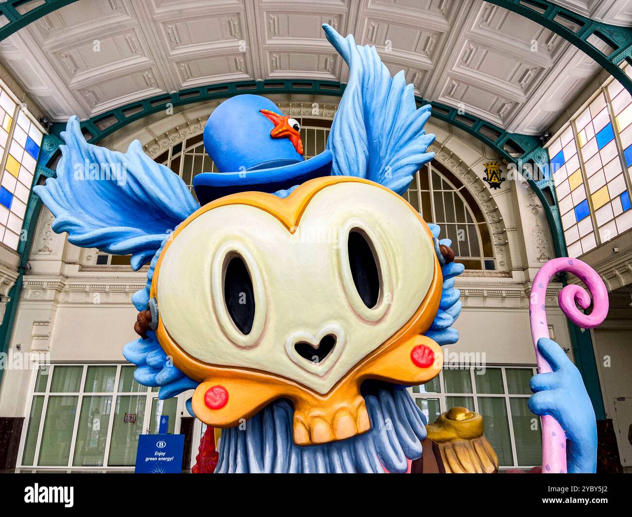 Statue Des Hauptstroms. Hässliche Plastikpuppe, die die Haupthalle des Bahnhofs Oostende in Flandern, Belgien, schmückt. Brugge Down Town West-Vlaanderen Belgie Copyright: XGuidoxKoppesxPhotox Stockfoto