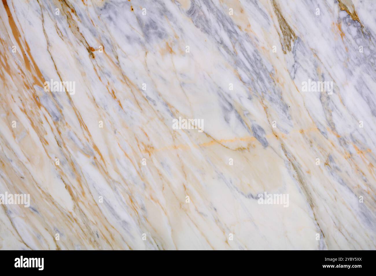 Elegantes Marmormuster mit goldenen Streifen und glatter Oberfläche, perfekt für Innenräume. Stockfoto
