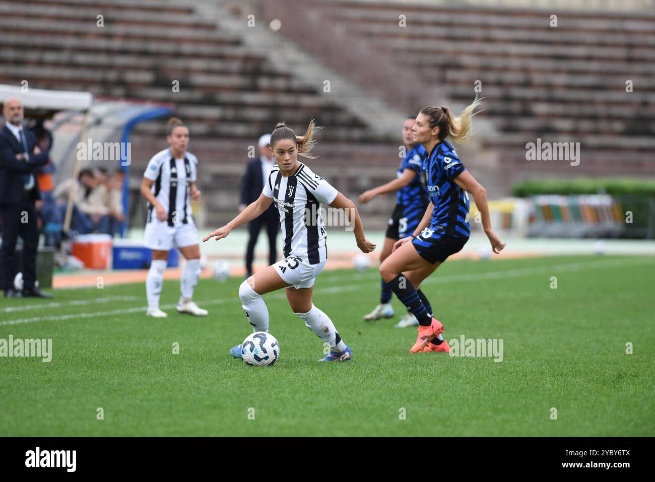 Mailand, Italien. Oktober 2024. VIOLA CALIGARIS von Juventus (links) und MICHELA CAMBIAGHI vom FC Internazionale (rechts) in Aktion während des Spiels der Frauen-Fußball-Serie A 2024/2025 (Foto: © Ervin Shulku/ZUMA Press Wire) NUR REDAKTIONELLE VERWENDUNG! Nicht für kommerzielle ZWECKE! Stockfoto