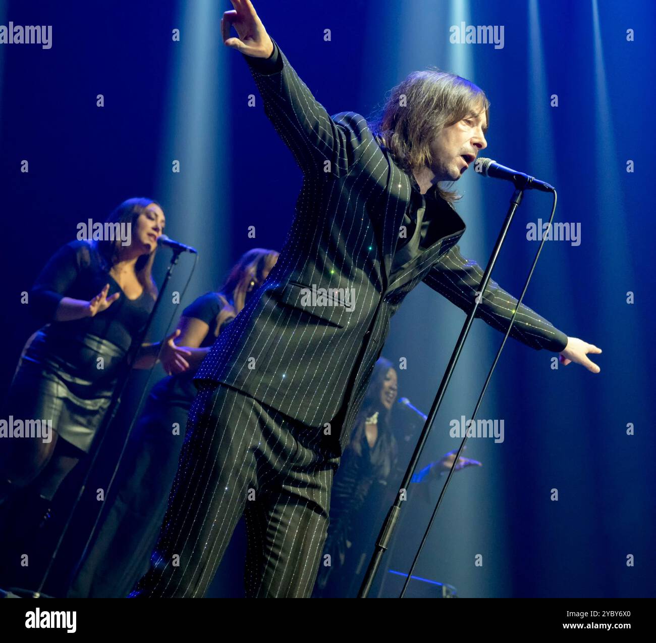 Primal Scream, Bobby Gillespie, Sänger, unterstützt Alice Cooper in der Birmingham Utilita Arena, 16. Oktober 2024 Stockfoto