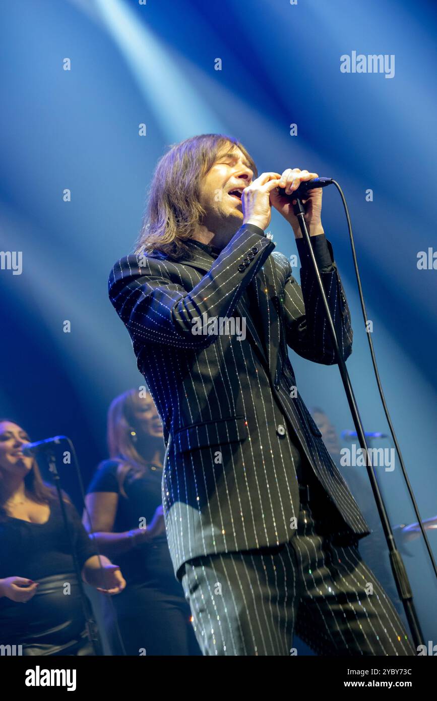 Primal Scream, Bobby Gillespie, Sänger, unterstützt Alice Cooper in der Birmingham Utilita Arena, 16. Oktober 2024 Stockfoto