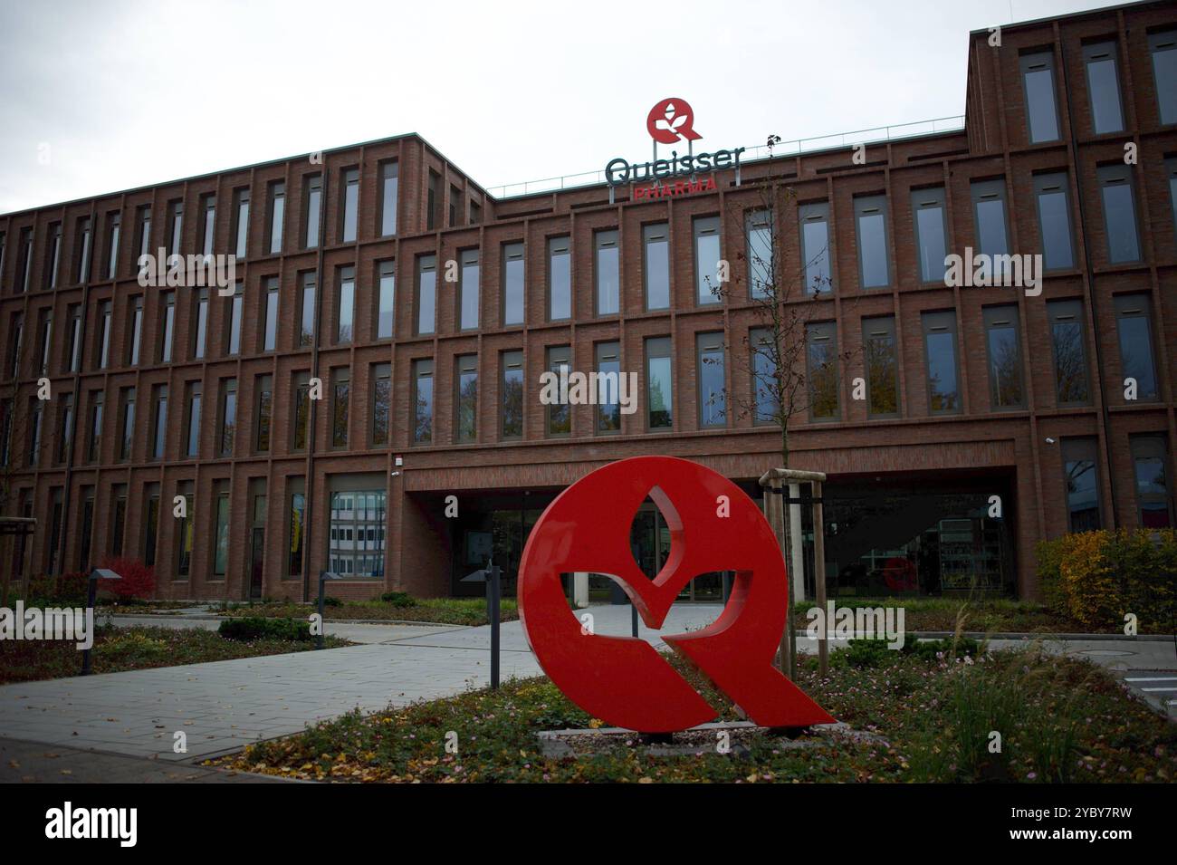 Flensburg, Schleswig-Holstein Herbstimpressionen in Flensburg. Queisser Campus des Unternehmens Queisser Pharma GmbH & Co. KG in der Schleswiger Straße 74. Aufnahme vom 20.10.2024, Flensburg, rude *** Flensburg, Schleswig Holstein Herbsteindrücke in Flensburg der neu errichtete Queisser Campus der Firma Queisser Pharma GmbH Co KG in der Schleswiger Straße 74 Foto aufgenommen am 20 10 2024, Flensburg, rude Stockfoto