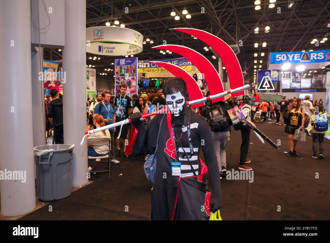 New York, Usa. Oktober 2024. Ein Cosplayer posiert für ein Foto im Showroom der New York Comic Con 2024 im Jacob Javits Center in New York City, USA, am 19. Oktober 2024. Die New York Comic Con ist die größte Popkultur-Convention an der Ostküste und die einzige, die in der Comic-, Verlags-, Medien- und Lizenzhauptstadt der Welt stattfindet - Gotham City. (Foto: Gordon Donovan/NurPhoto) Credit: NurPhoto SRL/Alamy Live News Stockfoto