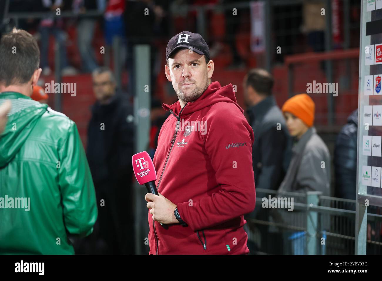 Marc Unterberger (SpVgg Unterhaching, Chef-Trainer) beim Interview vor dem Spiel, SpVgg Unterhaching vs. TSV 1860 München, Fussball, 3. Liga, 10. Spieltag, Saison 2024/2025, 20.10.2024, DFL-VORSCHRIFTEN VERBIETEN JEDE VERWENDUNG VON FOTOGRAFIEN ALS BILDSEQUENZEN, Foto: Eibner-Pressefoto/Jenni Maul Stockfoto