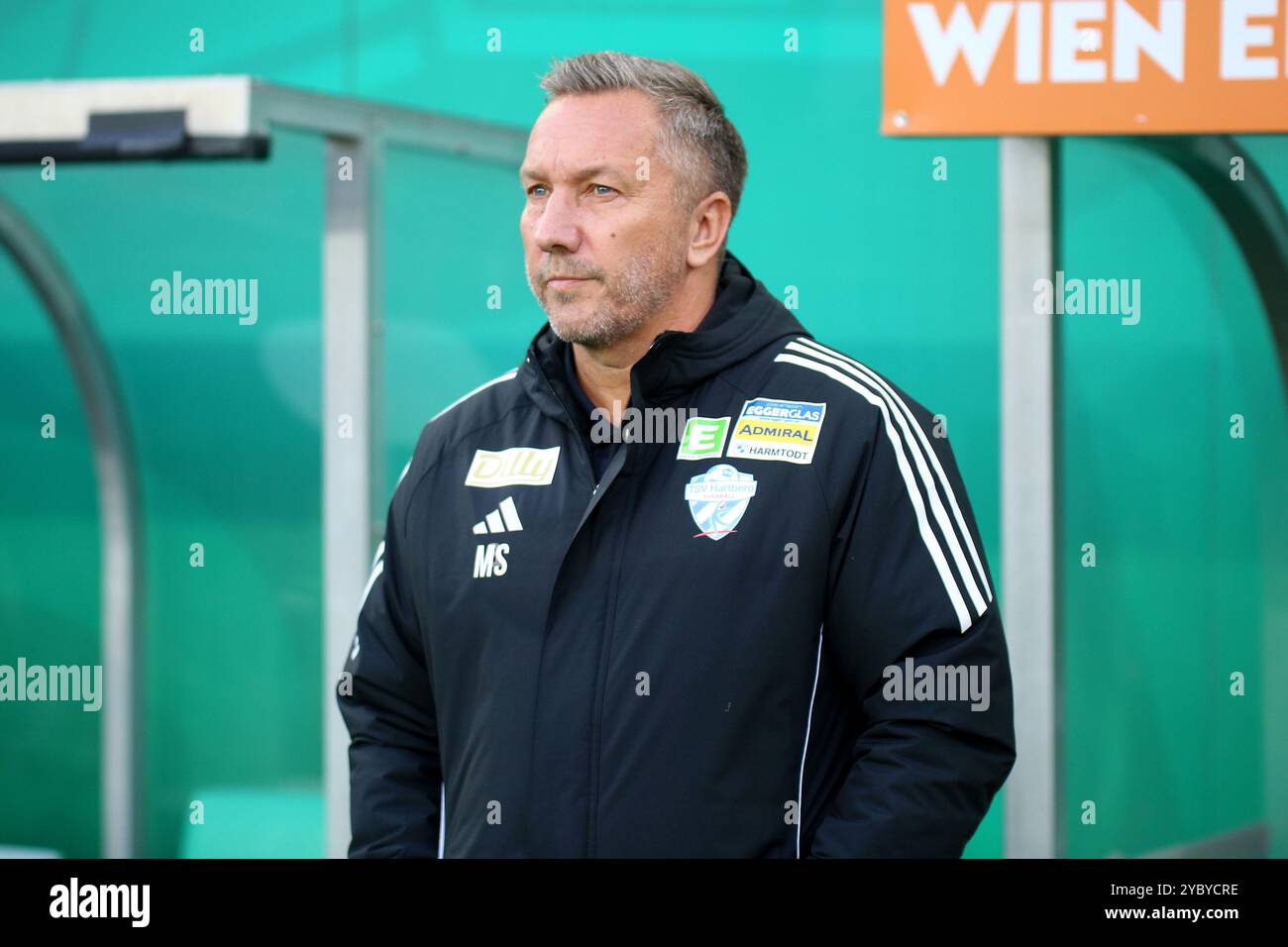 Wien, Österreich. Oktober 2024. WIEN, ÖSTERREICH - 20. OKTOBER: Cheftrainer Manfred Schmid aus Hartberg während des Admiral-Bundesliga-Spiels zwischen SK Rapid und TSV Egger Glas Hartberg im Allianz Stadion am 20. Oktober 2024 in Wien.241020 SEPA 29 015 - 20241020 PD13235 Credit: APA-PictureDesk/Alamy Live News Stockfoto
