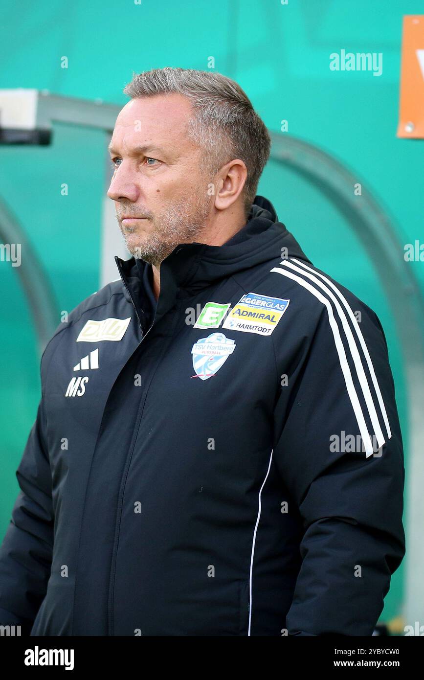 Wien, Österreich. Oktober 2024. WIEN, ÖSTERREICH - 20. OKTOBER: Cheftrainer Manfred Schmid aus Hartberg während des Admiral-Bundesliga-Spiels zwischen SK Rapid und TSV Egger Glas Hartberg im Allianz Stadion am 20. Oktober 2024 in Wien.241020 SEPA 29 014 - 20241020 PD13238 Credit: APA-PictureDesk/Alamy Live News Stockfoto